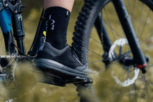 Cargar imagen en el visor de la galería, ION MTB Flat Pedal Shoes Scrub Amp 2024
