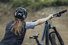 Cargar imagen en el visor de la galería, ION MTB Jersey Scrub Amp Short Sleeve BAT Women 2023