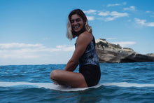 Cargar imagen en el visor de la galería, ION Women Wetsuit Amaze Shorty Crossback 1.5 2024