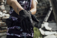 Cargar imagen en el visor de la galería, ION MTB Gloves Scrub Amp 2024